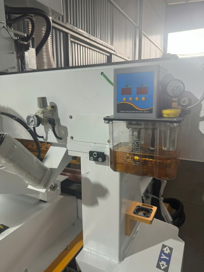 MÁY CNC 1 ĐẦU THAY DAO TỰ ĐỘNG 12 DAO